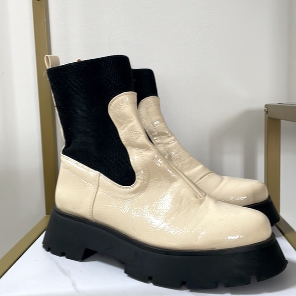 Circus by Sam Edelman Lug Sole Chelsea Boot - Picture 1 of 9